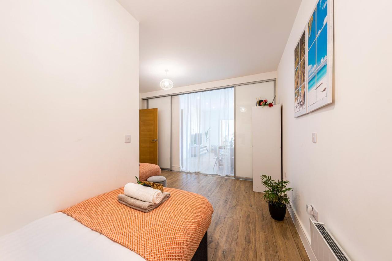 Mission Wave - Venture Apartment Staines-upon-Thames Екстер'єр фото